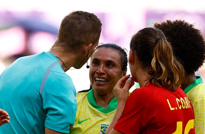 Sommer OL -Grædende Marta så rødt: Sparkede spanier i hovedet