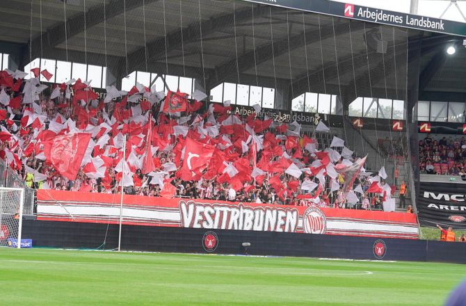 3F  Superliga -AaB-fans gik amok: Ældre dame blev sparket ned fra stol