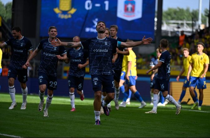3F  Superliga -AGF dominerer - Christian Sørensen er også på rundens hold