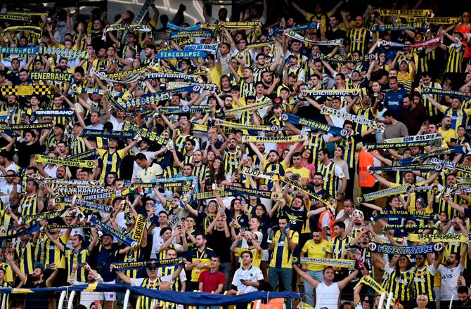 SüperLig -Vilde billeder: Fenerbahce-præsident angrebet med kasteskyts