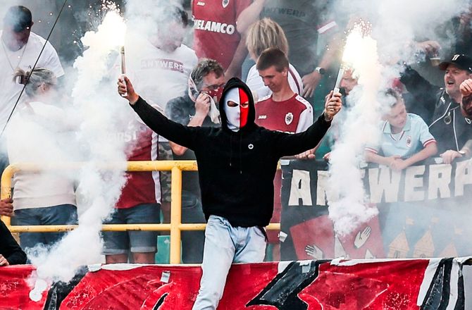 Jupiler Pro League -Skændsel i Belgien: Romerlys kastet mod tidl. Superliga-spids