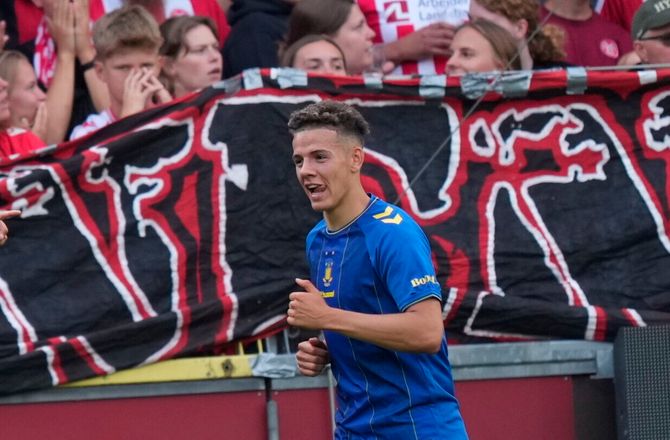 3F  Superliga -Video: AaB-træner lykønsker Bischoff under interview