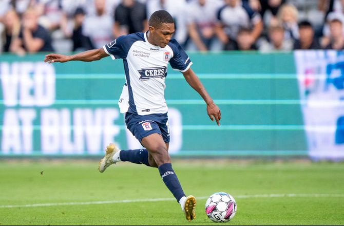 3F  Superliga -Ingen pauser: AGF med genvalg - AaB med én ændring