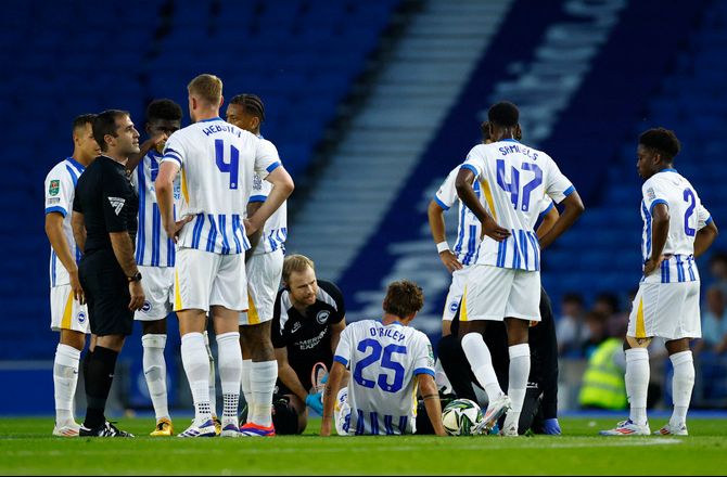 Carabao Cup -O'Riley skadet efter hård tackling: Crawley-boss undskylder