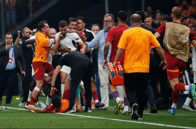 Champions League-kvalifikation -Gala misser CL efter stort drama og keeper-udvisning 
