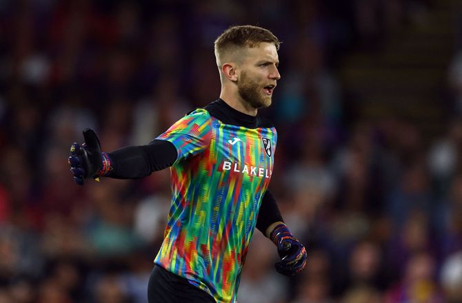 Championship -Forlænger sin aftale trods reserverolle under Hoff Thorup