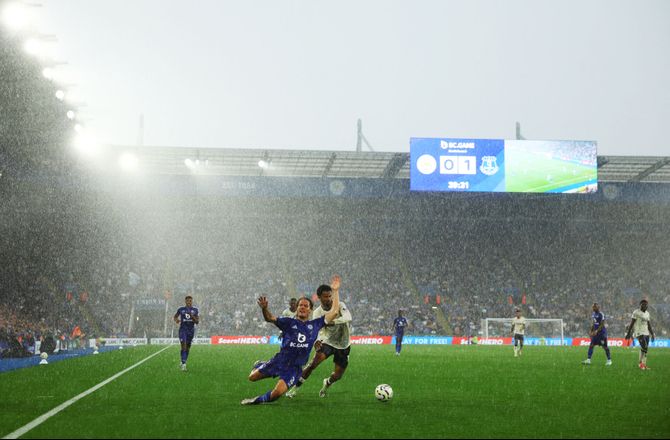 Premier League -Silende regn i Leicester: Aldrig set lignende
