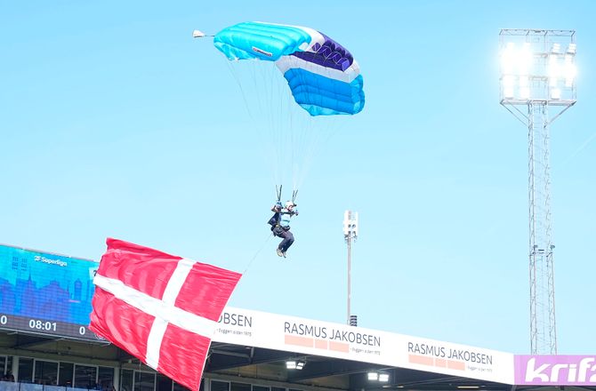 3F Superliga -Faldskærmsudspringer lander på banen i Randers 