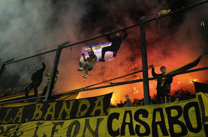 Copa Libertadores -Groteske scener i Sydamerika: 200 fans meldes anholdt