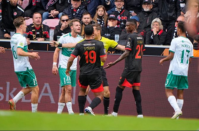 3F Superliga -Blodig VFF-målscorer: Unødvendigt at skubbe mig derud