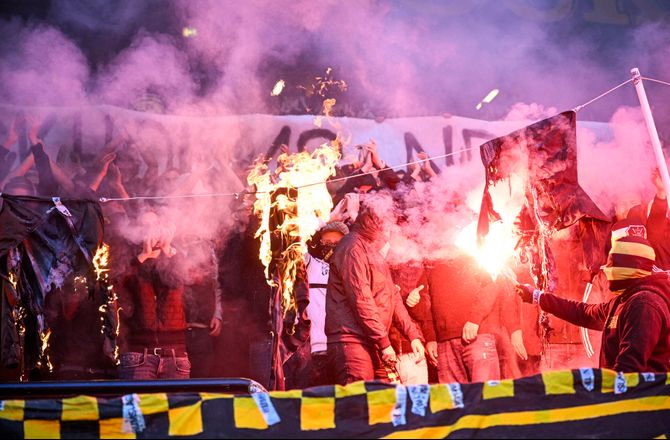 Allsvenskan -Linjedommer ramt af genstand i Sverige - kamp afbrudt