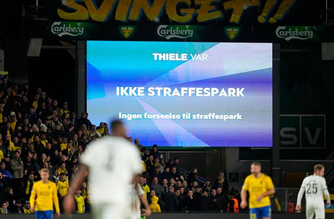 3F Superliga -Dommer om muligt FCM-straffe: Vi er i en gråzone 