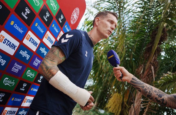 Danmark -Agger har brækket hånden: Vil ikke tale om det