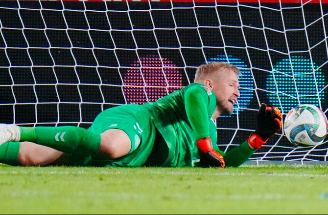 Nations League A -Karakterer: Hvilket paradoks, Schmeichel