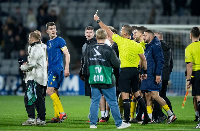 3F Superliga -Kæmpe forvirring: AGF fik også rødt kort