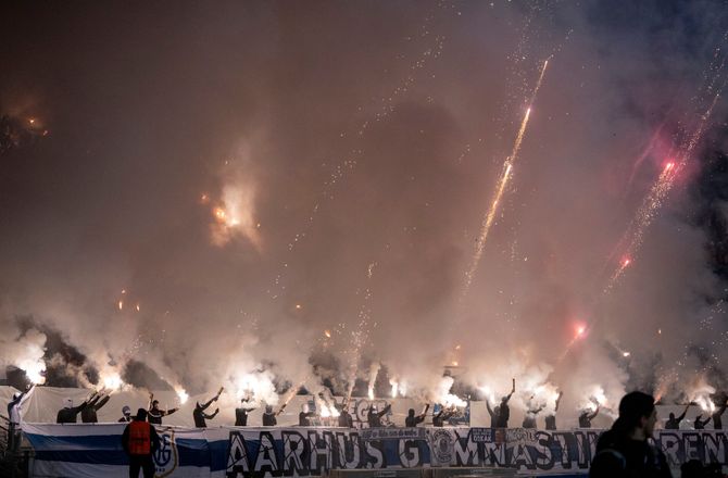 3F Superliga -Tre AGF-fans får strakskarantæne: Skjulte nødblus i udhulede sko