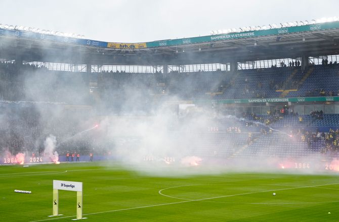 3F Superliga -Se her: Brøndby-fans stormer mod FCK-afsnit