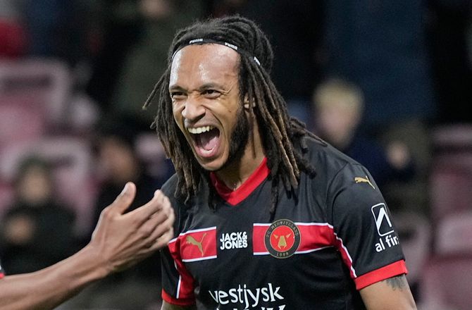 3F Superliga -Mbabu vil blive nogle år hos FCM