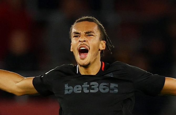 Premier League -Spurs sælger Ashley Phillips