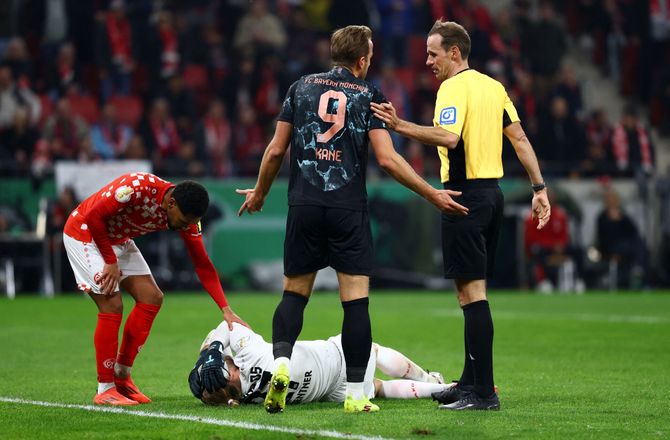 DFB Pokal -Mainz-keeper langer ud efter Kane: Han kunne se det