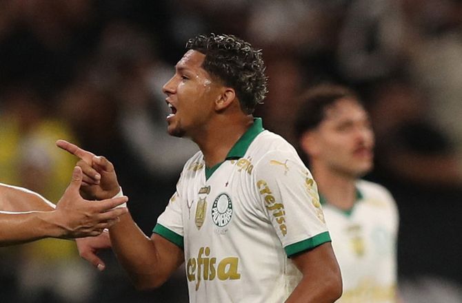 Copa do Brasil -Bizart: Grisehoved kastet på banen i brasiliansk derby
