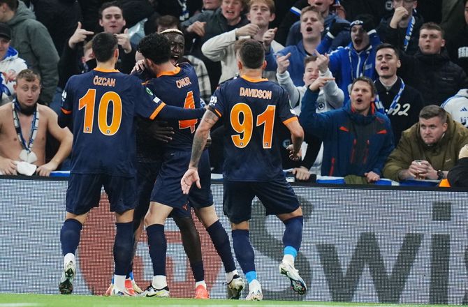 Conference League -FCK i knæ efter brasiliansk brøler - se målet her