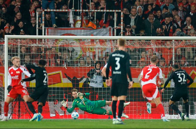 Bundesliga -Rønnows redning holder Freiburg-spids vågen i nat