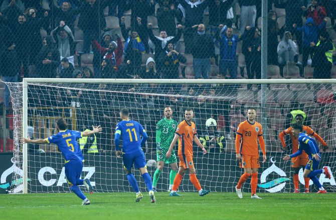 UEFA Nations League A -Hollandsk profil kritiserer banen: Bolden fløj rundt