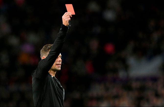 Conference League -Se det her: LASK-keeper ser rødt efter bommert