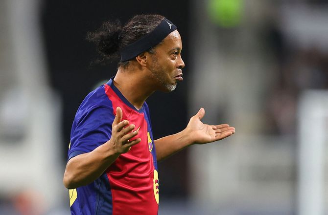 Venskabskampe -Han kan stadig: Ronaldinho med frisparksmål i showkamp