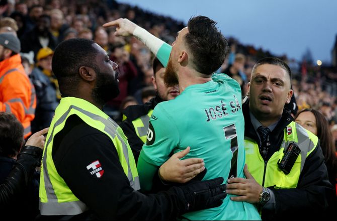 Premier League -Vagter måtte adskille Wolves-keeper og fan