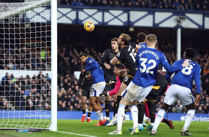 Premier League -Everton ydmygede Wolves efter to Dawson-selvmål