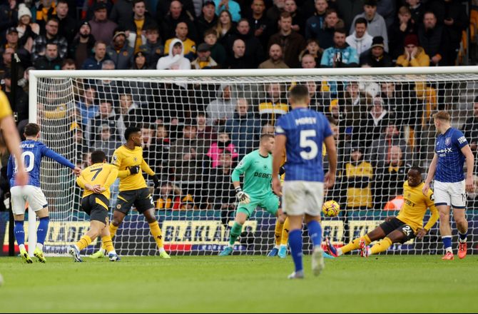Premier League -Elendige Wolves bagud efter tragikomisk selvmål
