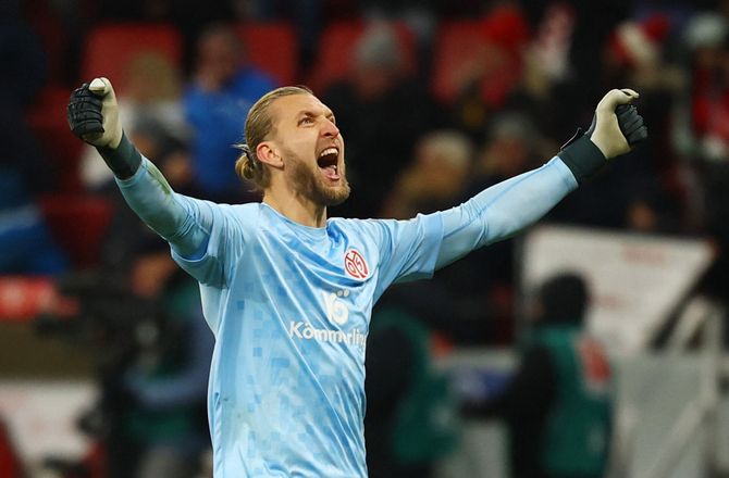 Bundesliga -Bo Henriksen hylder keeper: Skal på landsholdet