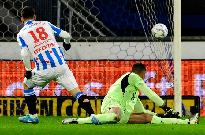 Æresdivisionen -Van Persies tropper stoppede PSV