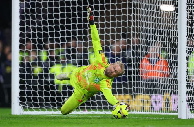 Scottish League Cup -Se Schmeichel afgøre neglebidende Old Firm-finale