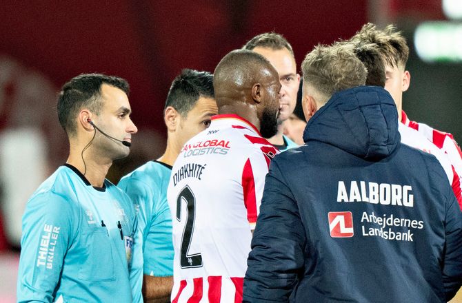 Oddset Pokalen -AaB-back raser over dommer: Jeg spørger ham 30 gange 