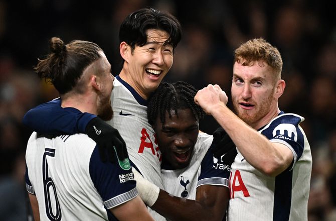 Carabao Cup -Son forsvarer Forster: Han får et lille kram