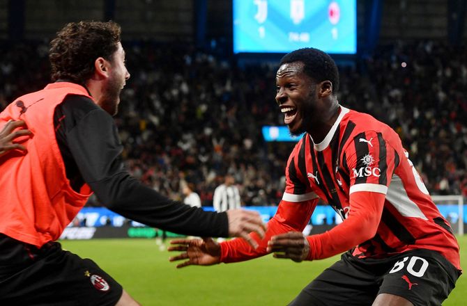 Super Cup -Bizart selvmål sender AC Milan i cupfinale
