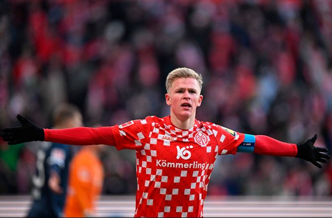 Bundesliga -Bo Henriksens stjerne meldes tæt på Frankfurt