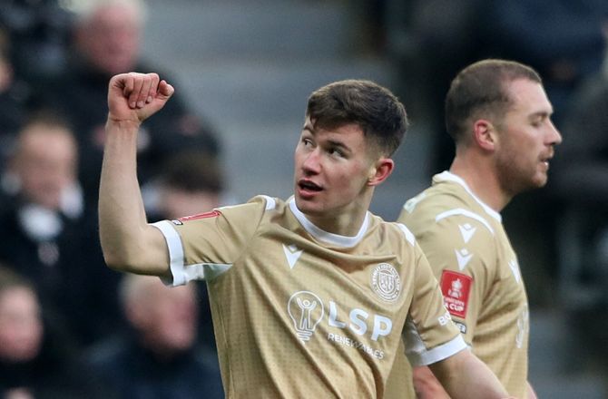 FA Cup -Se League Two-holds lynmål chokere St James Park