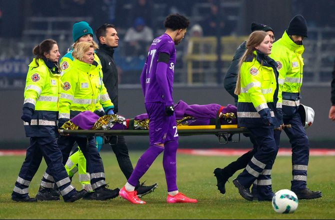 Jupiler Pro League -Ubehagelige scener: Anderlecht-spids lagt i nakkekrave