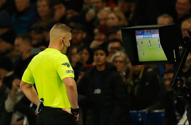 Premier League -Se her: Brooks slipper for rødt trods VAR-tjek