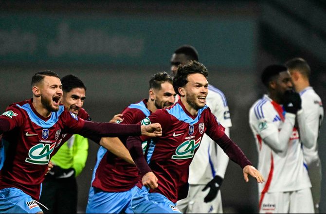 Coupe de France -Lacazette blev skurk: 5. divisionshold smider Lyon ud af pokalen