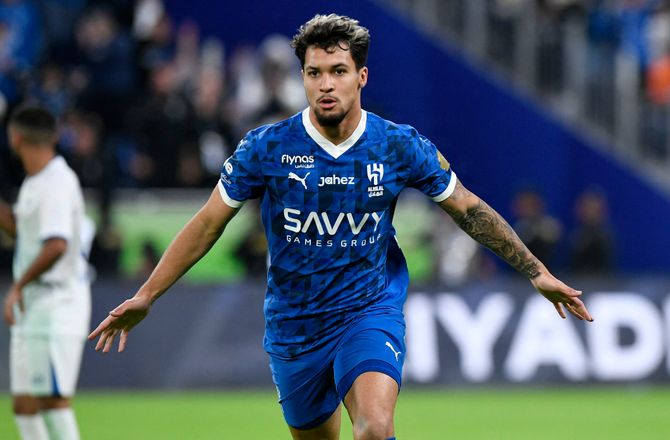 Æresdivisionen -Al Hilal-bomber meldes på plads i Ajax