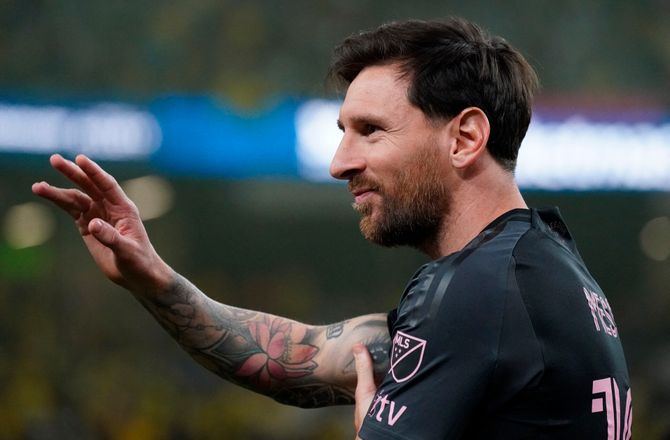 VM kval. CONMEBOL -Dommer straffes efter Messi-autograf