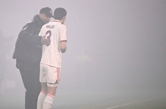 Champions League -Se video: Tyk røg afbryder CL-kamp