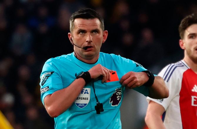 Premier League -Efter trusler: Michael Oliver dømmer PL i weekenden