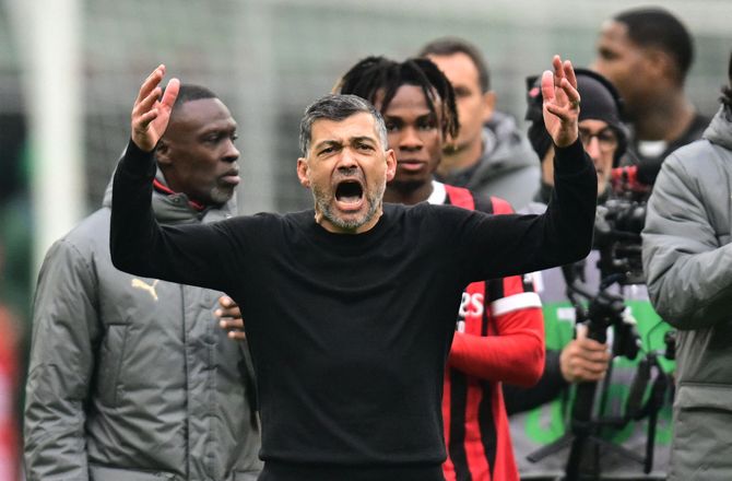 Serie A -Milan-træner stærkt utilfreds: Klar hånd på bolden