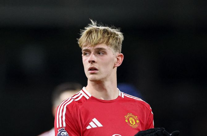 Premier League -Bekræftet: Manchester United henter midtbanespiller hjem